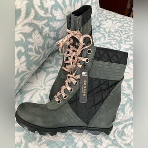 NWT. SOREL. PLATFORM BOOT. WATER PROOF. MILITARY GREEN AND BALCK. SIZE 10 women